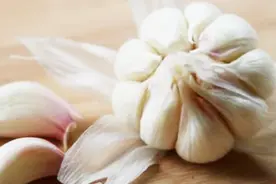 大蒜放进水里泡一泡，没想到有这么多妙用，学到就是赚到