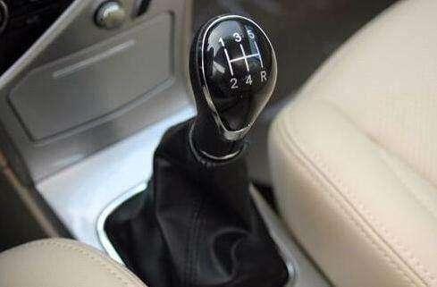 详解手动挡汽车换挡的标准，老司机也经常犯错，看完开得更顺畅