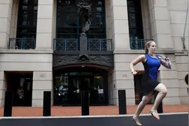 女记者美法院前飞奔走红：还好时常跑步视频封面