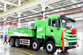 比亚迪8X4电动渣土车来了，能重载吗？深入工地带你一起看看视频封面