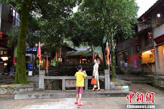 走近中国历史文化名村桂峰村：有路皆石 古色古香