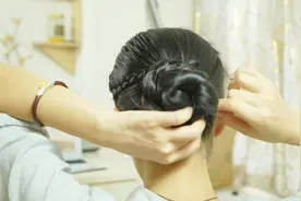 穿旗袍不再担心怎么配发型，这两款发型随意搭都好看，一看就会