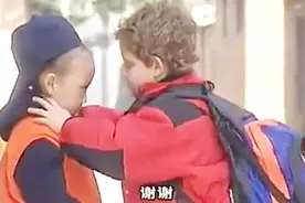 外国小子就是开放，雅各布小姑娘道别，还吻了人家一下呢视频封面