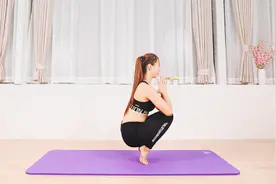 瘦腿必做的2个瑜伽动作，快速瘦出纤细大长腿，塑造完美腿型！视频封面