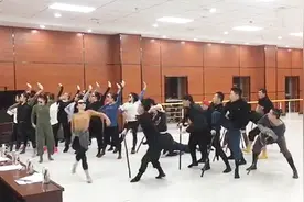 火爆了蒙古舞蹈《爷爷奶奶们》获得中国舞蹈界奥斯卡之称的荷花奖视频封面