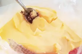 为什么刚出生小孩喝奶粉吃不饱？农村小伙有秘诀，吃了小孩肚子饱视频封面