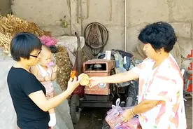 2个女儿回娘家，老妈炖肉备小菜，32岁大女儿抓起就啥就啃，搞笑视频封面