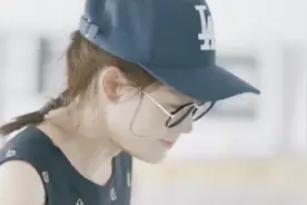 姑娘一个人帮全班的同学点到，每个人都变着声回答，简直太可爱了