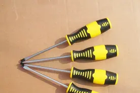 螺丝拧花了下不来？教你一个小妙招，一根橡皮筋就够了视频封面