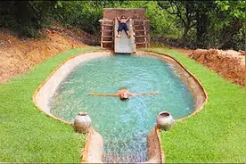 夏天睡觉太热了，两小哥自己动水建泳池滑梯，玩的不亦乐乎视频封面