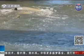 老人住河边睡梦中醒来，水漫到床边吓坏，幸亏好邻居返回查看视频封面