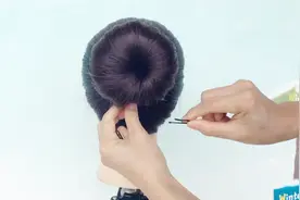 专拍用黑夹子怎样固定这个发型的高清视频