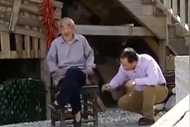 富豪看上老人的椅子，出高价购买，第二天拿钱来买看见椅子要疯了视频封面