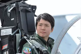 仅26岁！日本首位女战斗机飞行员亮相 未来或参与和中俄对抗视频封面
