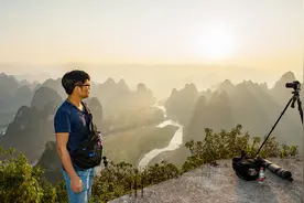 小哥环游中国，到达阳朔大面山漓江第一湾，这里的日出太美了