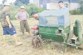 四川农村打谷子，打着谷子的机器不动了，咋回事