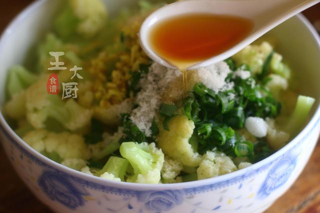 好吃的凉拌花菜，这样做美味之极，赶超饭店大厨的手艺