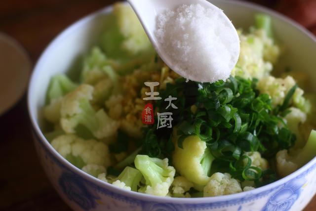 好吃的凉拌花菜，这样做美味之极，赶超饭店大厨的手艺