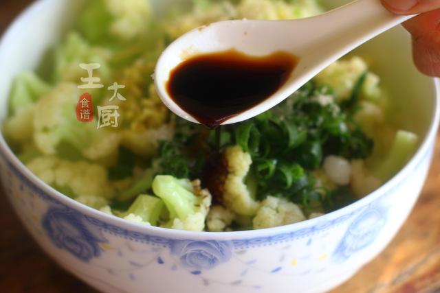 好吃的凉拌花菜，这样做美味之极，赶超饭店大厨的手艺