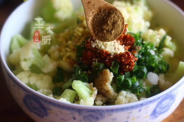 好吃的凉拌花菜，这样做美味之极，赶超饭店大厨的手艺