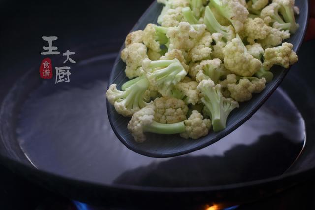 好吃的凉拌花菜，这样做美味之极，赶超饭店大厨的手艺
