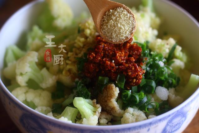 好吃的凉拌花菜，这样做美味之极，赶超饭店大厨的手艺