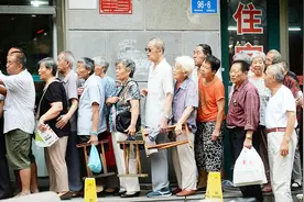 为什么很多老人养老金一到账，就立马去银行取走？不取会怎样？视频封面