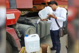 为什么货车都要加尿素，到底有什么用？老司机给出解释视频封面