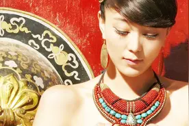 藏族美女组成阿佳组合，《爱是一道光》流行起来视频封面