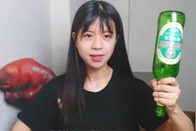 妹子买了“电影专用假酒瓶”，看着逼真，用来砸头会怎么样呢？视频封面