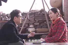 女孩好心给男子送饺子，不料男子太卑鄙，竟把女孩拖进房间！视频封面