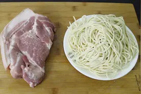 一块梅花肉，一斤面条，大厨教你秘制炒面，真是太好吃了视频封面