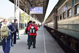 为什么火车空调夏天“冻死人”，冬天又相反呢？看完可算明白了视频封面