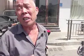 老人骑三轮车逆行剐蹭奔驰，修理费要赔两万，车主象征性只收两千视频封面