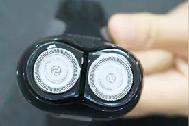剃须刀脏了怎么清洗？只需要拆开加点它，剃须刀立马焕然一新视频封面