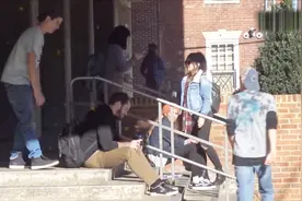 恶搞：突然脱路人的鞋子会怎么样？作死小伙替你演示一遍就知道了视频封面