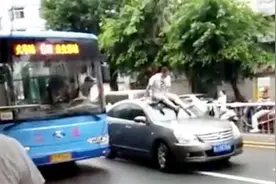男子醉酒无意识 当街傻笑爬过往车辆 致3辆车不同程度受损视频封面