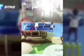 女童游乐场玩秋千，被卷入底部！视频：身体反向“对折”致骨折！视频封面