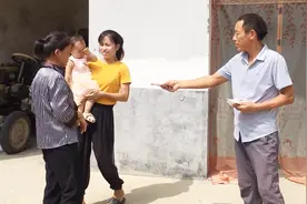 农村公公卖完小麦，给儿媳拿5000元表心意，这样的公婆真少见视频封面