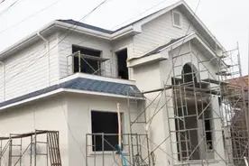 轻钢房比砖房更适合农村？河北24万盖轻钢别墅，胜过隔壁邻居砖房视频封面