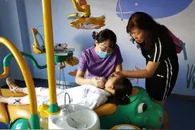 人民路街道地北社区组织社区幼儿举办 “我是小小牙医”职业体验活动图片