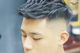 男生最新“短飞机头”发型超帅气，小哥哥们试一试吧！视频封面