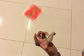 扑克牌腾空飞起旋转360度，学会这招赶紧骗一下朋友