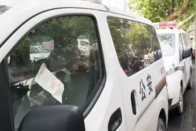 郑州交通整治 交警将违章执法车强制拖走视频封面