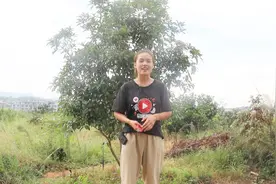 颜值美女踩着泥水，赤脚在地里干农活，做一个地道的农民视频封面