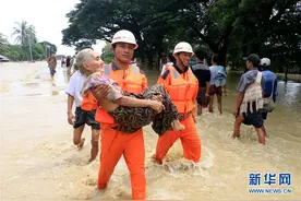 缅甸一水坝泄洪道决口 上万人撤离图片