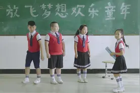 小学生演话剧创意十足搞笑逗趣，个个都是小戏精！视频封面