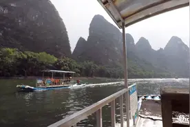 小哥穷游中国，乘坐竹筏游阳朔漓江，真是桂林山水甲天下视频封面