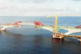 一分钟回顾中马大桥合龙过程，向建设如此壮观工程的建筑者致敬视频封面