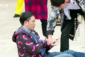 温兆伦战场竟然“自杀”？投入操练的他手部受伤引队友担忧视频封面